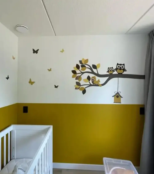 Behang muursticker boom met dieren, zoals uilen en vogels in okergeel voor een neutrale babykamer.