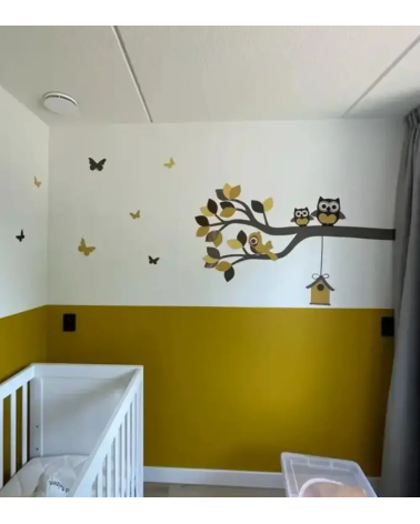 Behang muursticker boom met dieren, zoals uilen en vogels in okergeel voor een neutrale babykamer.