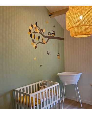 Behangsticker okergele uilentak in groene babykamer.