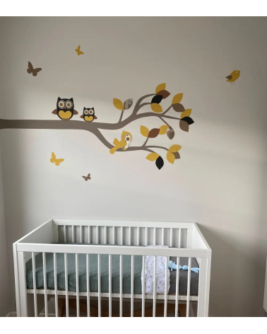 Muursticker babykamer van behang tak met uilen okergeel en bruin.
