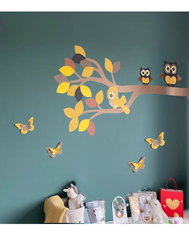 Muursticker van behang tak met uilen okergeel in een donkergroene babykamer.