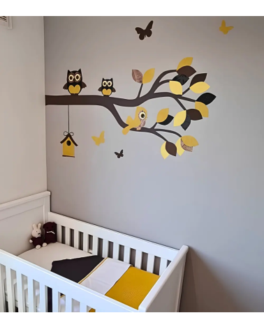 Behang muursticker beige babykamer sierlijke uilentak okergeel met vlinders en vogelhuisje.