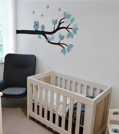 Behangsticker jongensbabykamer sierlijke uilentak lichtblauw.