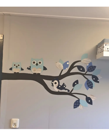 Jongenskamer muurdecoratie een behang sticker met uilen en vogels in licht- en donkerblauw.