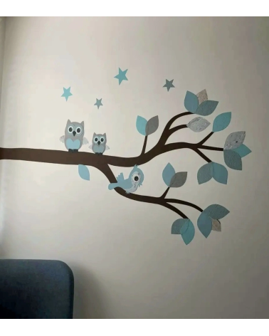 Jongenskamer behangsticker uiltjes en vogel op een tak in lichtblauw.
