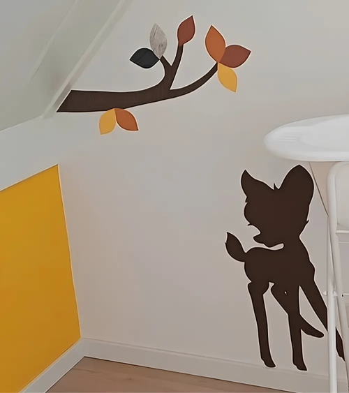 Behang muursticker hertje okergele babykamer.