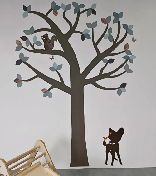 Behangsticker hertje kinderkamer onder boom.