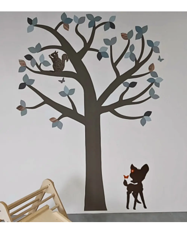 Behangsticker hertje kinderkamer onder boom.