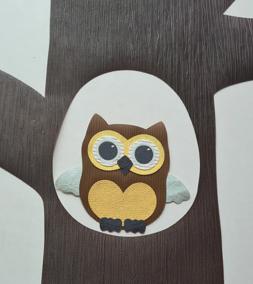 Behangsticker babykamer uil klein mintgroen en okergeel in boomstam.