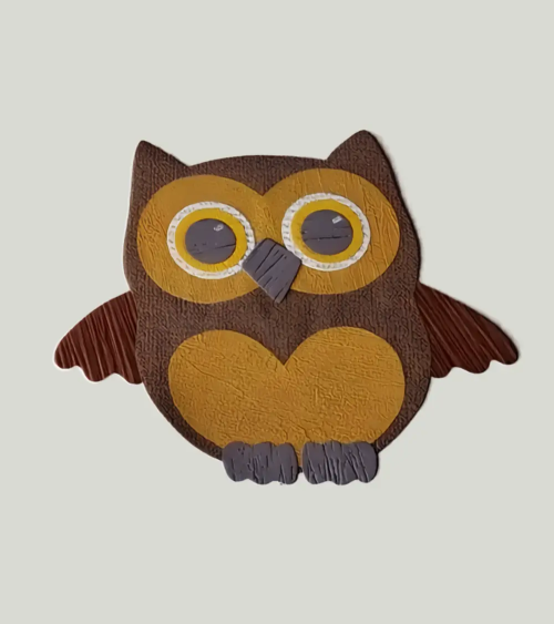 Behangsticker babykamer uil groot okergeel en bruin.