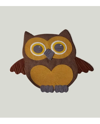 Behangsticker babykamer uil groot okergeel en bruin.