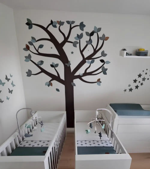 Behangsticker boom tweeling babykamer oud groen.