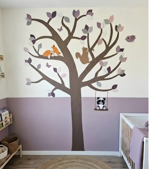 Behang sticker boom met dieren in paars, lila en oud roze voor de meisjeskamer.