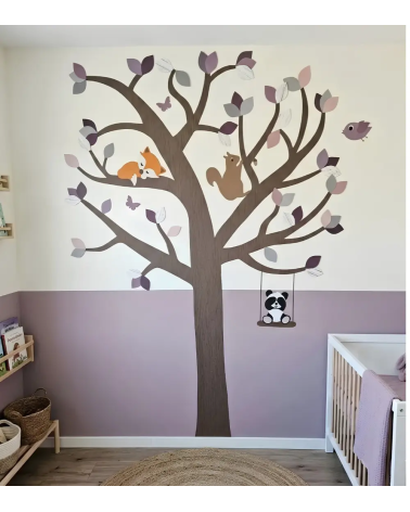 Behang sticker boom met dieren in paars, lila en oud roze voor de meisjeskamer.