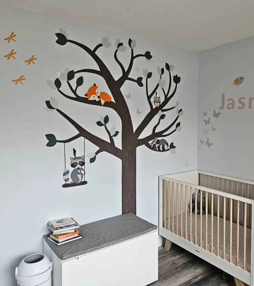 Muurdecoratie grote boom behang sticker met bosdieren en naamletters.
