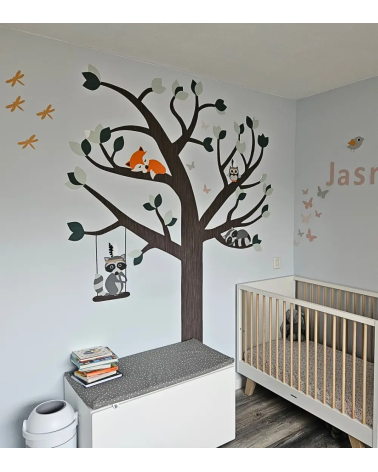 Muurdecoratie grote boom behang sticker met bosdieren en naamletters.