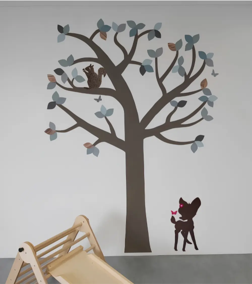 Behangsticker kinderdagverblijf grote boom oud groen met hertje.