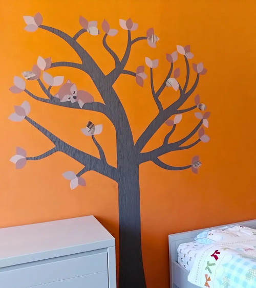 Behangsticker boom met vosje in roest bruin, terracotta op een oranje muur in de kinderkamer.
