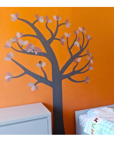 Behangsticker boom met vosje in roest bruin, terracotta op een oranje muur in de kinderkamer.