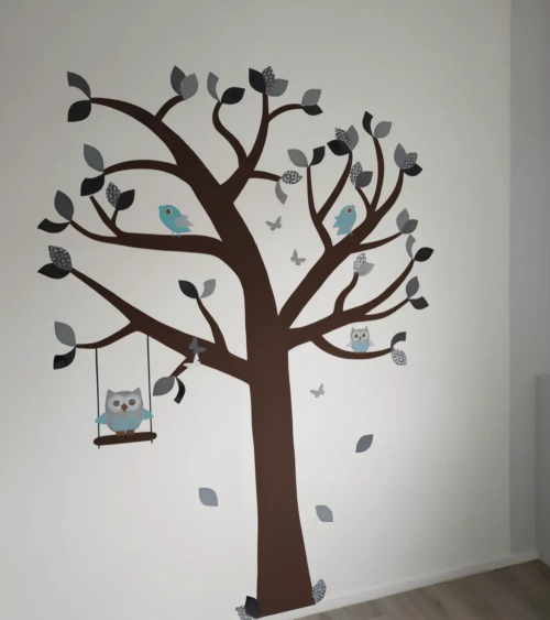 Behangsticker babykamer boom met diertjes lichtblauw en grijs.