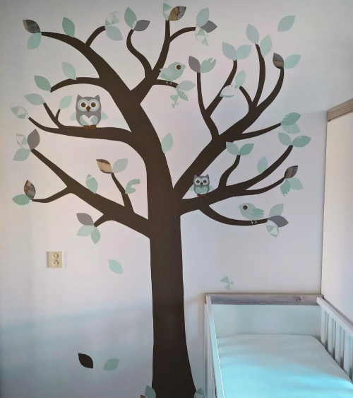 Behangsticker babykamer boom met bosdiertjes mintgroen.
