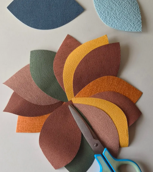 Bladermix Kidzbrand behangstickers oker, roest,oranje, groen en blauw.