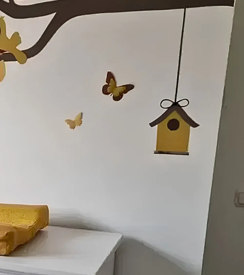 Behangsticker vogelhuisje okergeel