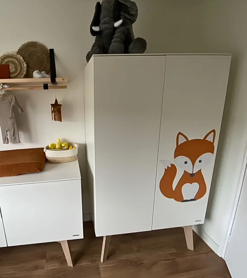 Behangsticker vos op kast in babykamer.