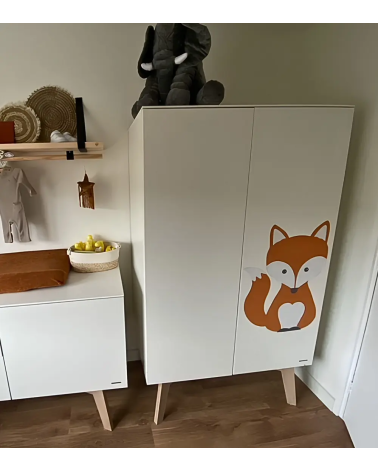 Behangsticker vos op kast in babykamer.