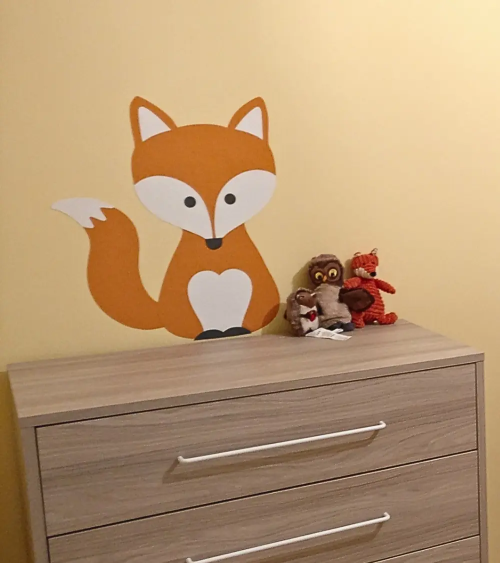 Behangsticker vos boven de commode in de babykamer.