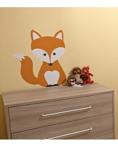 Behangsticker vos boven de commode in de babykamer.