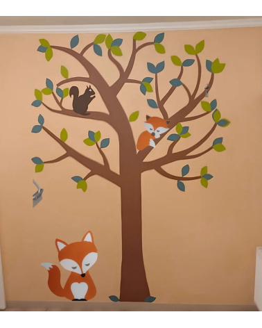 Behangstickers met vosjes en boom in een neutrale babykamer.