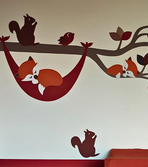 Behangstickers eekhoorns met bosdierentak in babykamer.