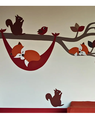 Behangstickers eekhoorns met bosdierentak in babykamer.