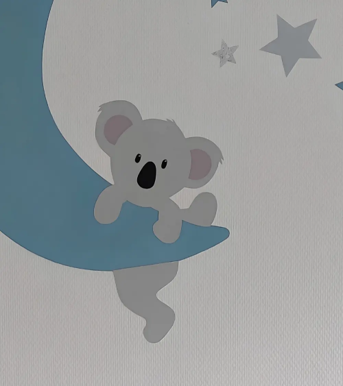 Behangsticker babykamer hangend koalabeertje aan lichtblauwe maan.