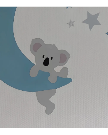 Behangsticker babykamer hangend koalabeertje aan lichtblauwe maan.