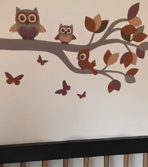 Babykamer behangsticker sierlijke uilentak roestbruin, terracotta en paars.