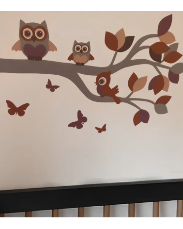 Babykamer behangsticker sierlijke uilentak roestbruin, terracotta en paars.
