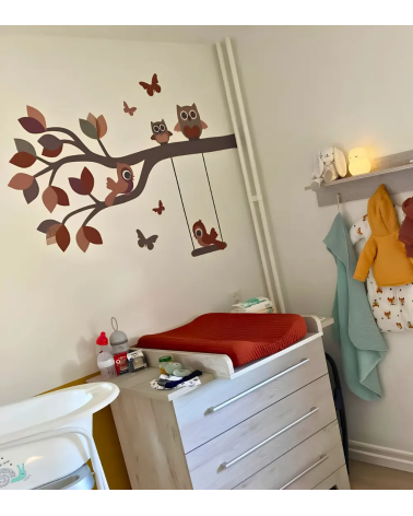 Behangsticker babykamer sierlijke uilentak roestbruin en terracotta met schommel.