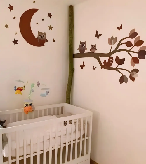 Complete set babykamer behangstickers met een uilentak en maan in roest bruin en terracotta.