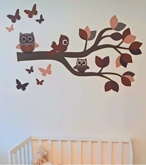 Babykamer behangsticker tak.met uiltjes roestbruin en terracotta.