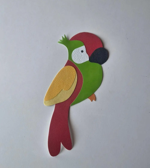 Behangsticker kinderkamer papegaai rood, okergeel en groen.