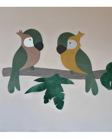 Behangsticker kinderkamer papegaaien groen, oker, terracotta.