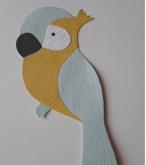 Behangsticker kinderkamer papegaai olijfgroen en okergeel.