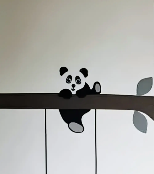 Behangsticker hangende pandabeer.