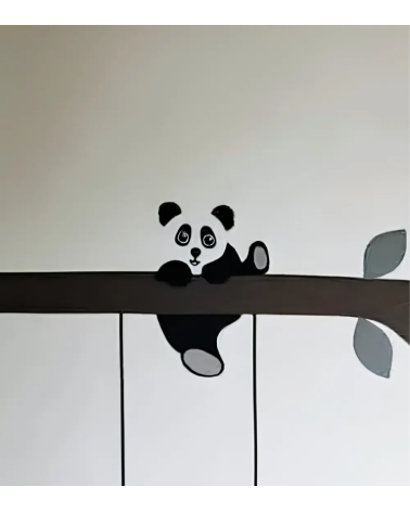 Behangsticker hangende pandabeer.