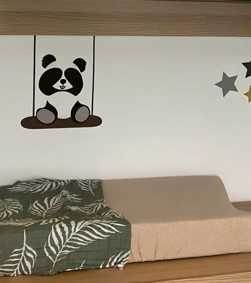 Babykamer behangsticker zittende pandabeer op schommel.