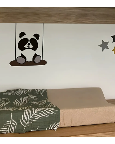 Babykamer behangsticker zittende pandabeer op schommel.