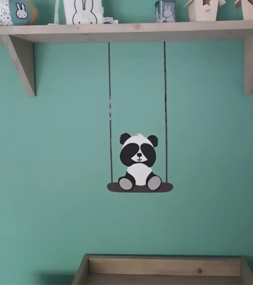 Behangsticker kinderkamer panda op schommel.