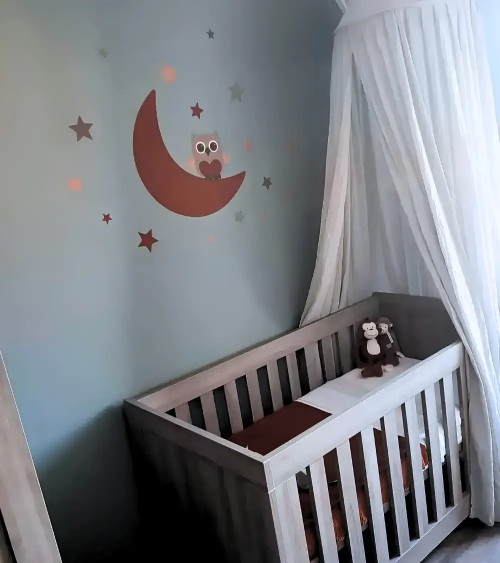 Behangsticker uiltje op de maan babykamer roest.